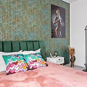 Old Town Hideaway - 5 Min Walk To Palace Of Parliament And Old City - Best Neighborhood Apartment
